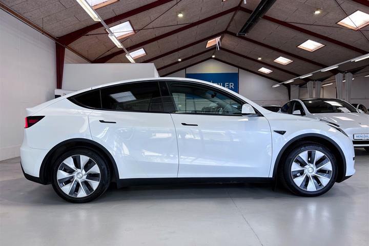 Hvid Tesla Model Y fra 2023