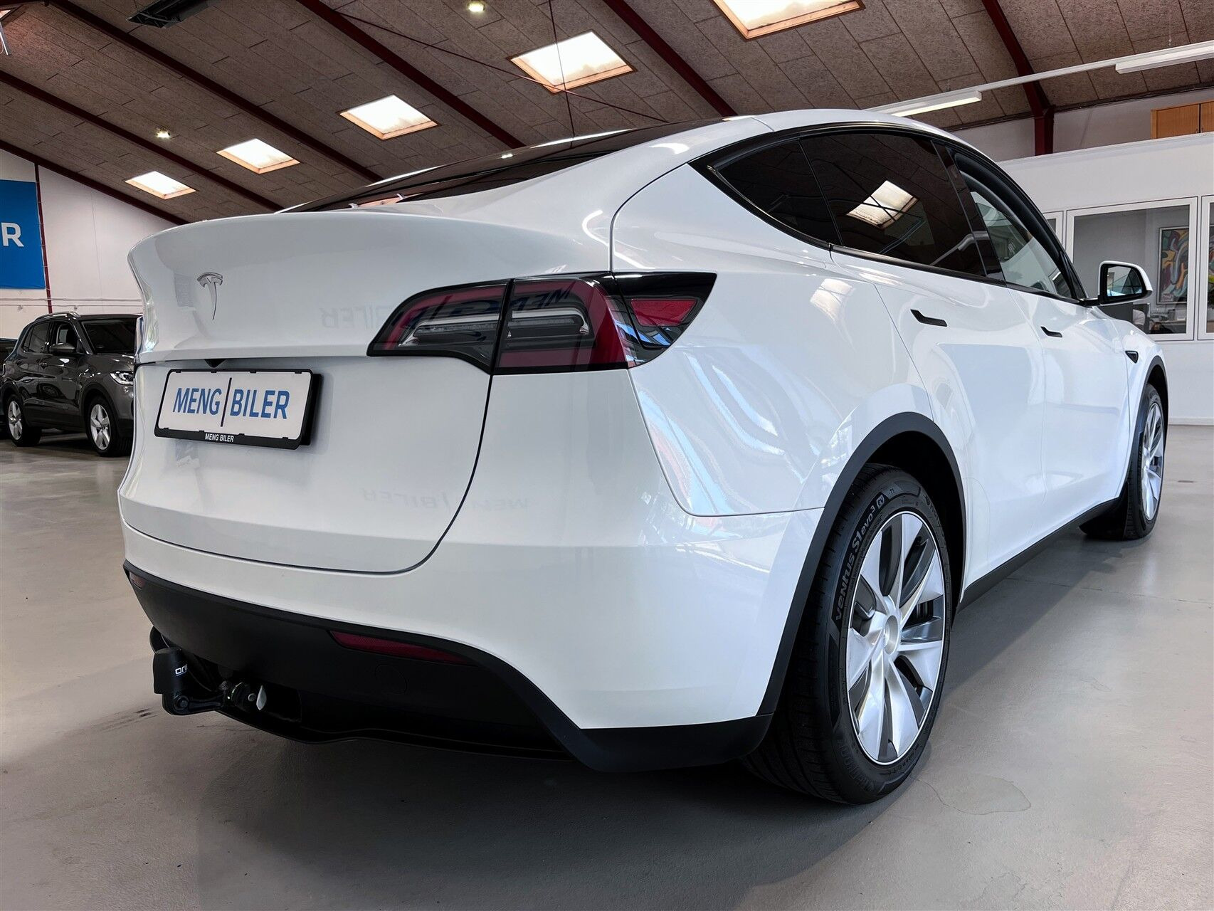 Hvid Tesla Model Y fra 2023
