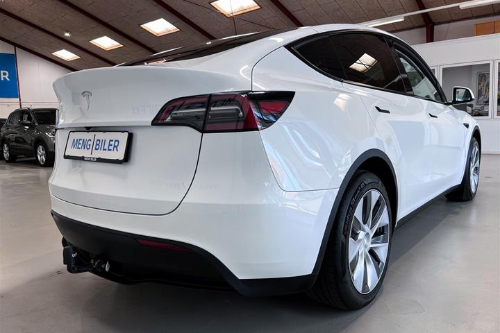 Hvid Tesla Model Y fra 2023