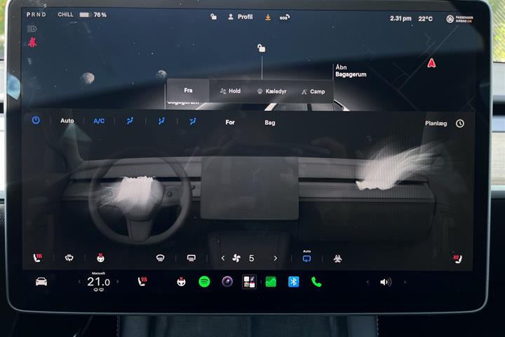 Hvid Tesla Model Y fra 2023