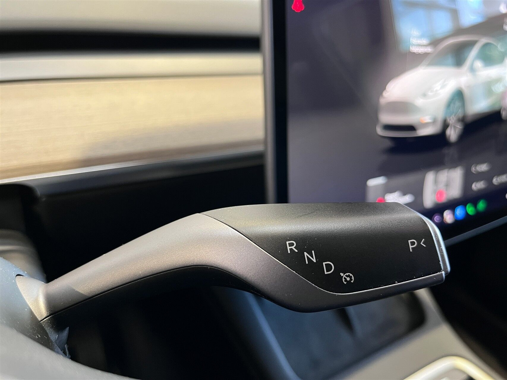Hvid Tesla Model Y fra 2023