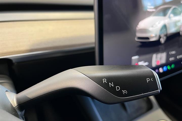 Hvid Tesla Model Y fra 2023