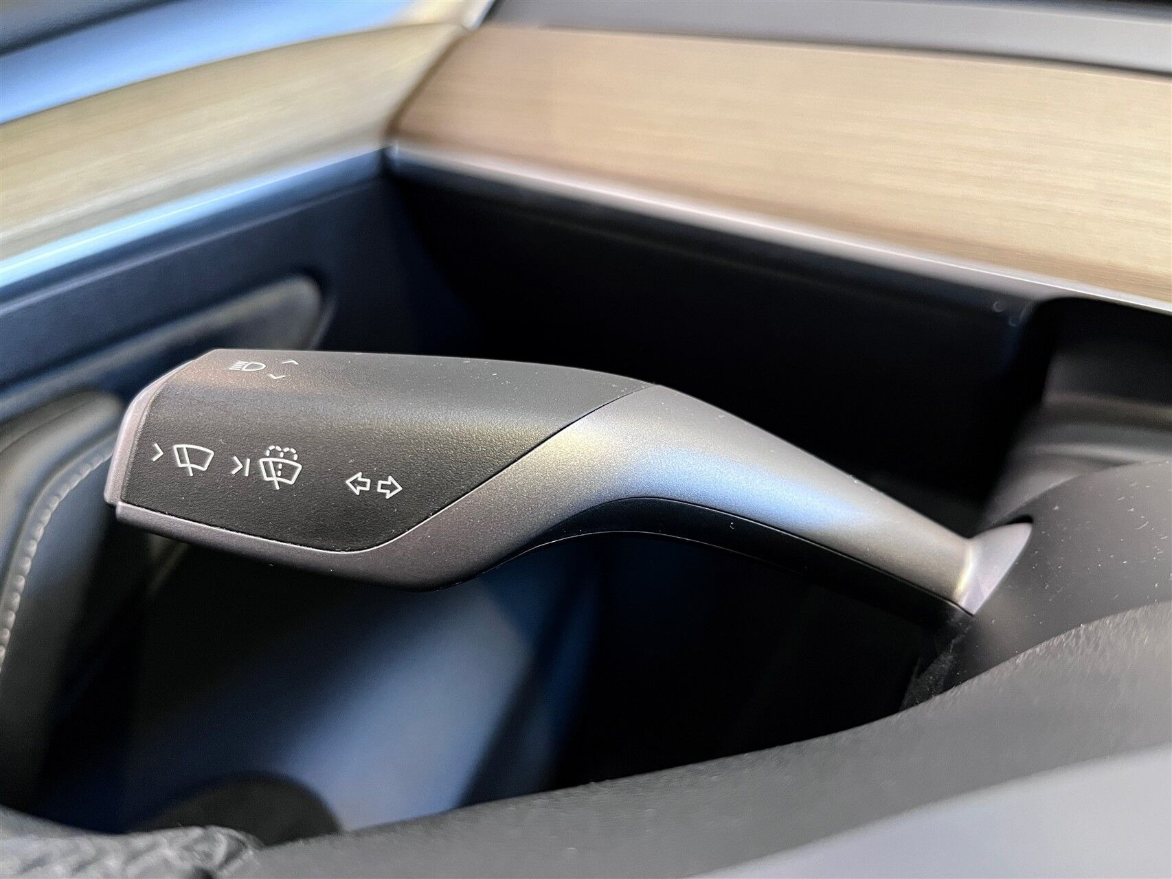 Hvid Tesla Model Y fra 2023