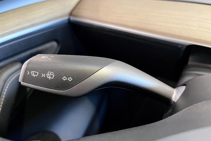 Hvid Tesla Model Y fra 2023