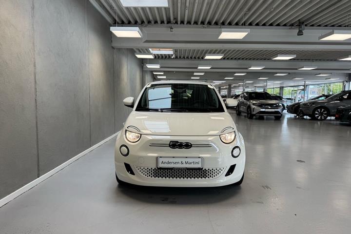 Hvid Fiat 500e fra 2023