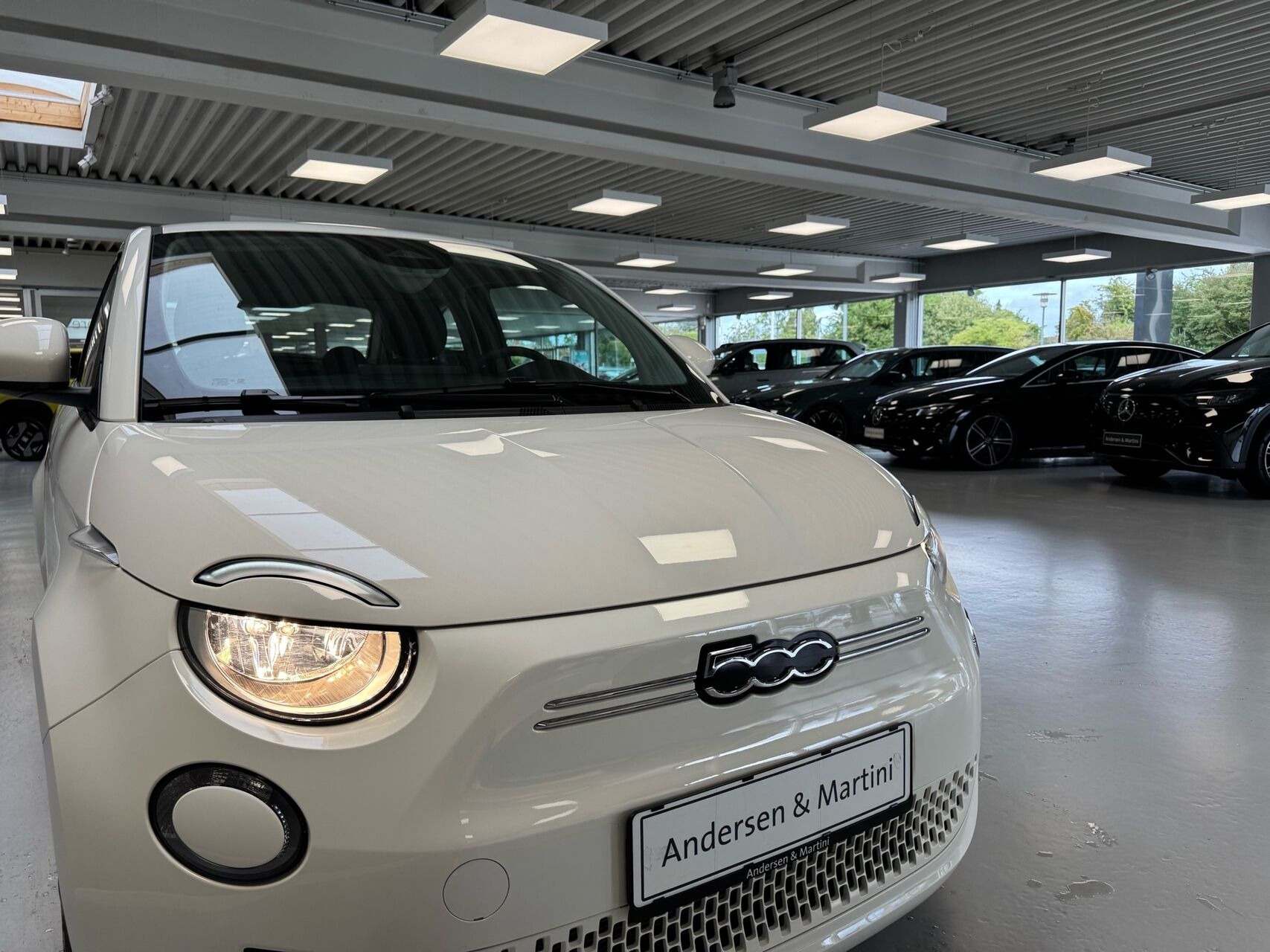Hvid Fiat 500e fra 2023