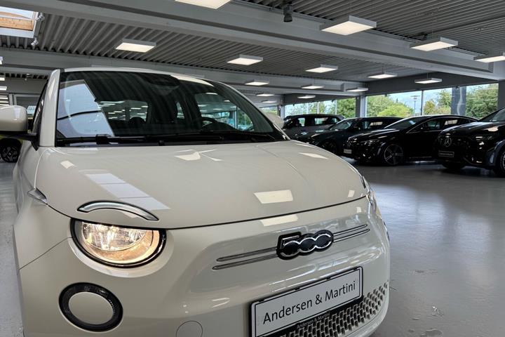 Hvid Fiat 500e fra 2023