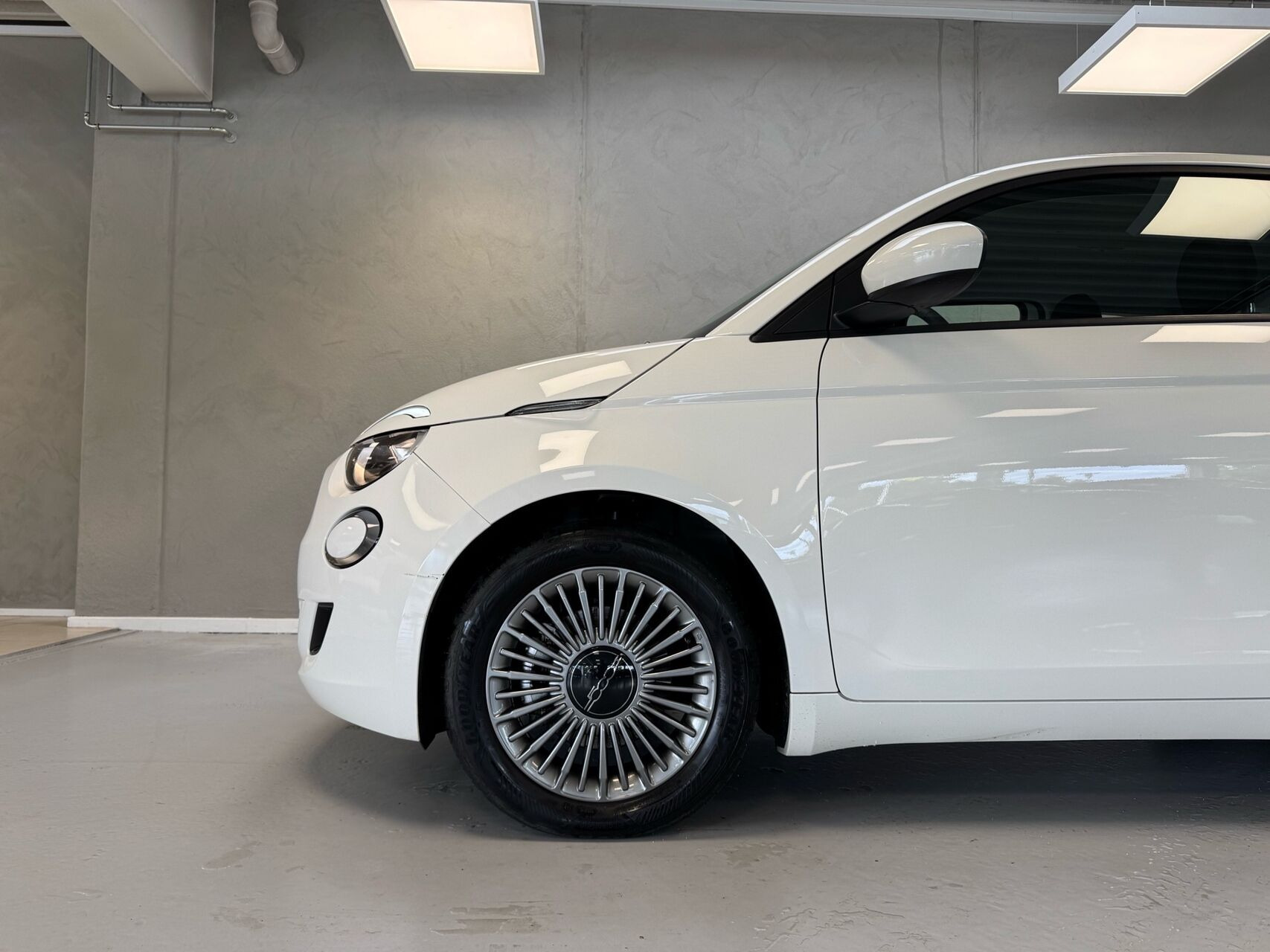 Hvid Fiat 500e fra 2023