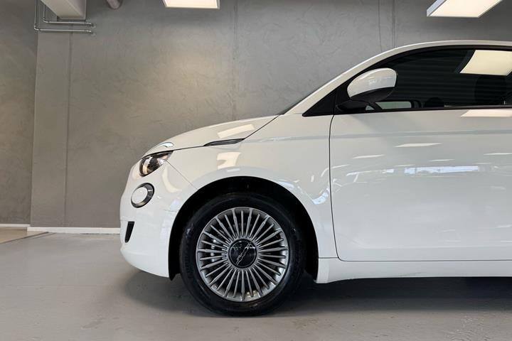 Hvid Fiat 500e fra 2023