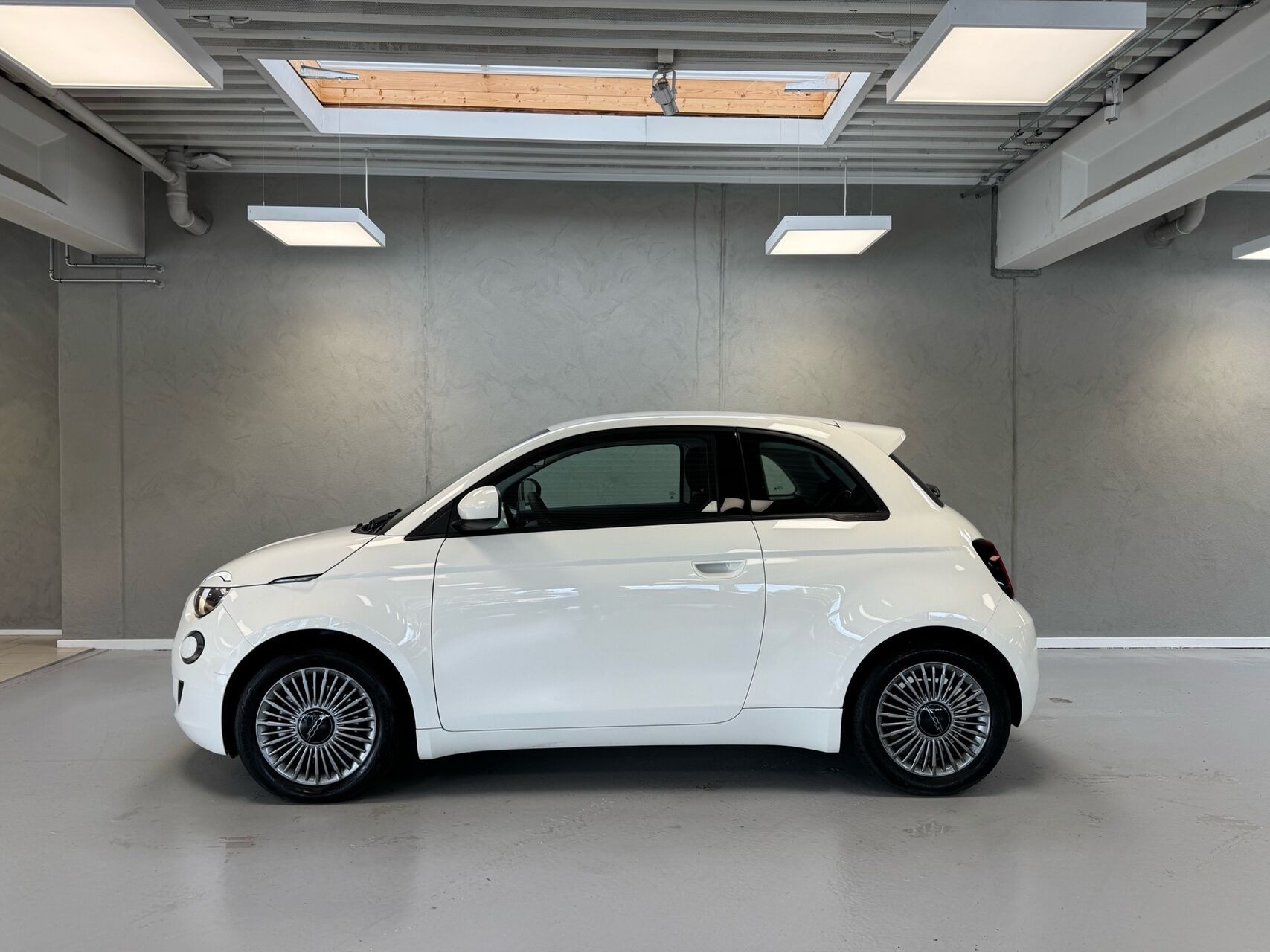 Hvid Fiat 500e fra 2023