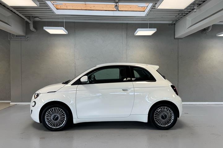 Hvid Fiat 500e fra 2023
