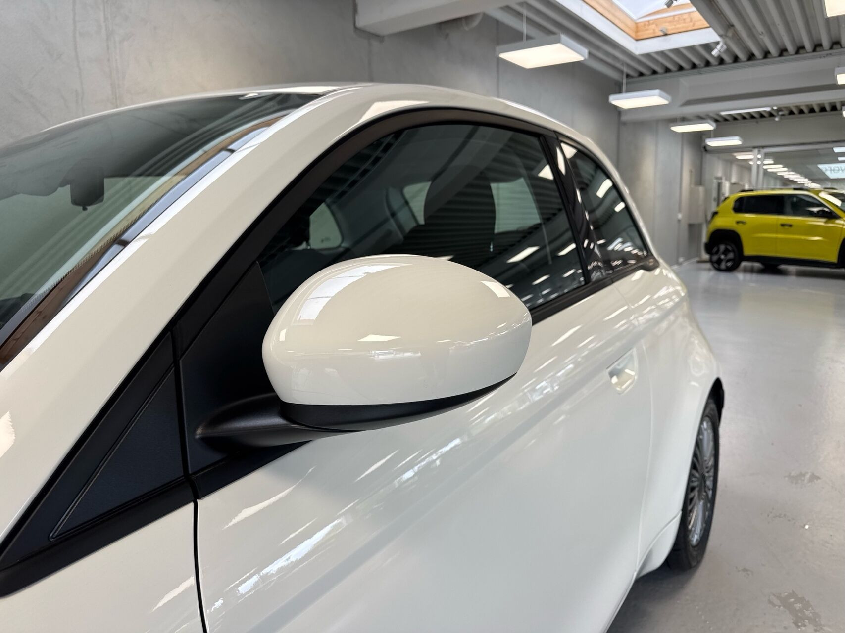 Hvid Fiat 500e fra 2023
