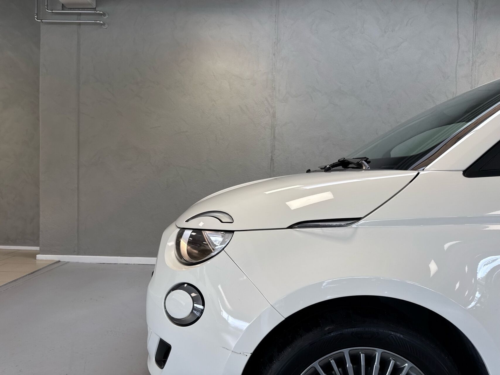 Hvid Fiat 500e fra 2023