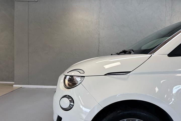 Hvid Fiat 500e fra 2023