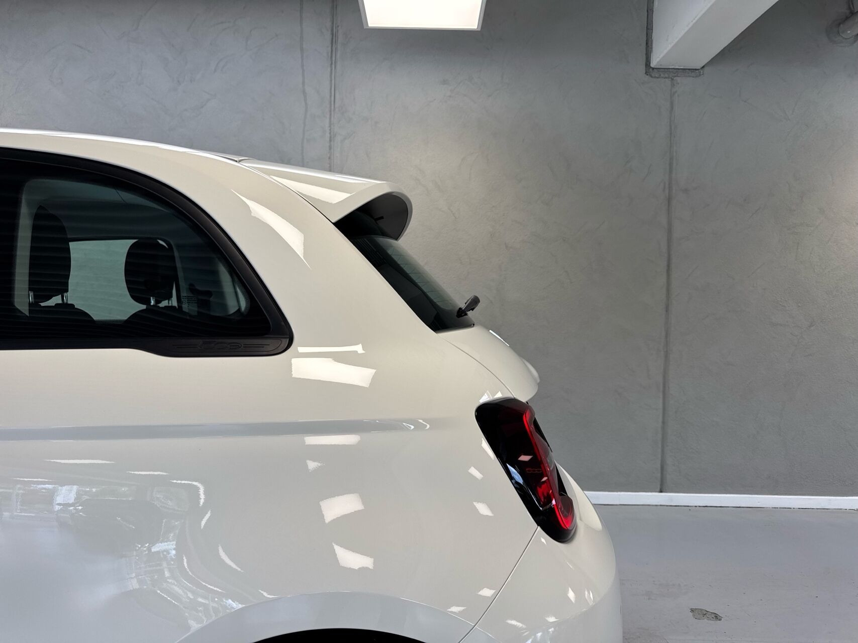 Hvid Fiat 500e fra 2023