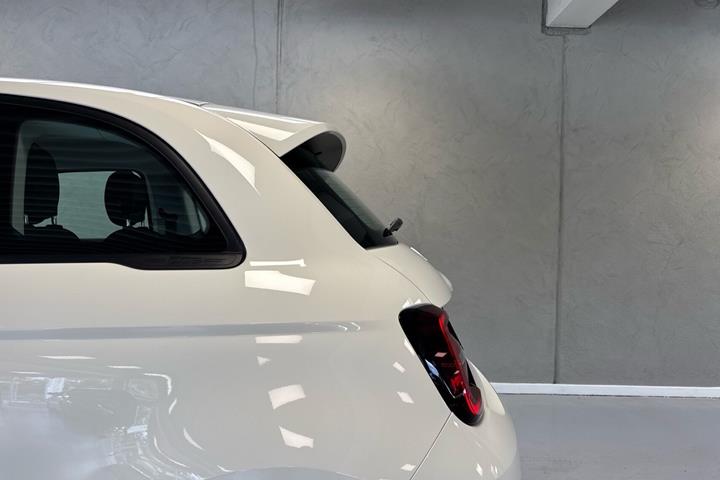 Hvid Fiat 500e fra 2023