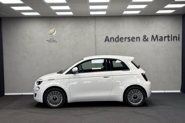 Hvid Fiat 500e fra 2024