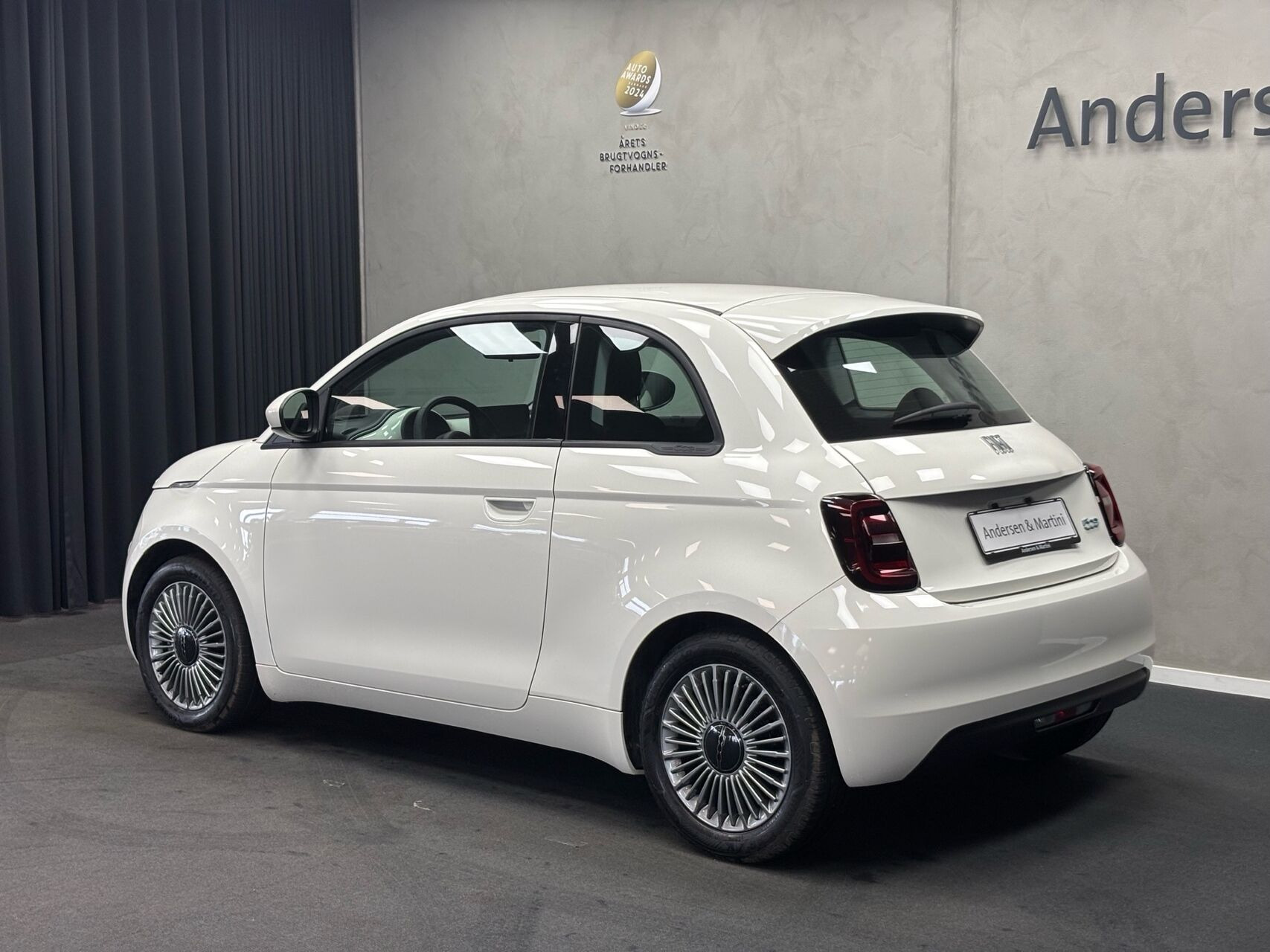 Hvid Fiat 500e fra 2024
