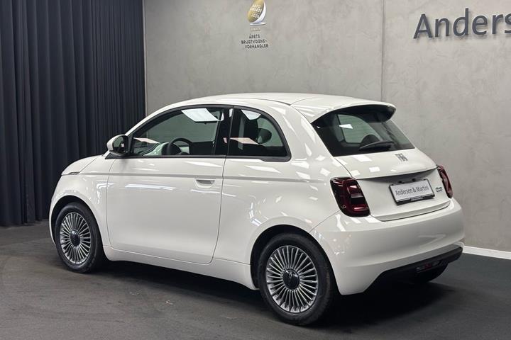 Hvid Fiat 500e fra 2024