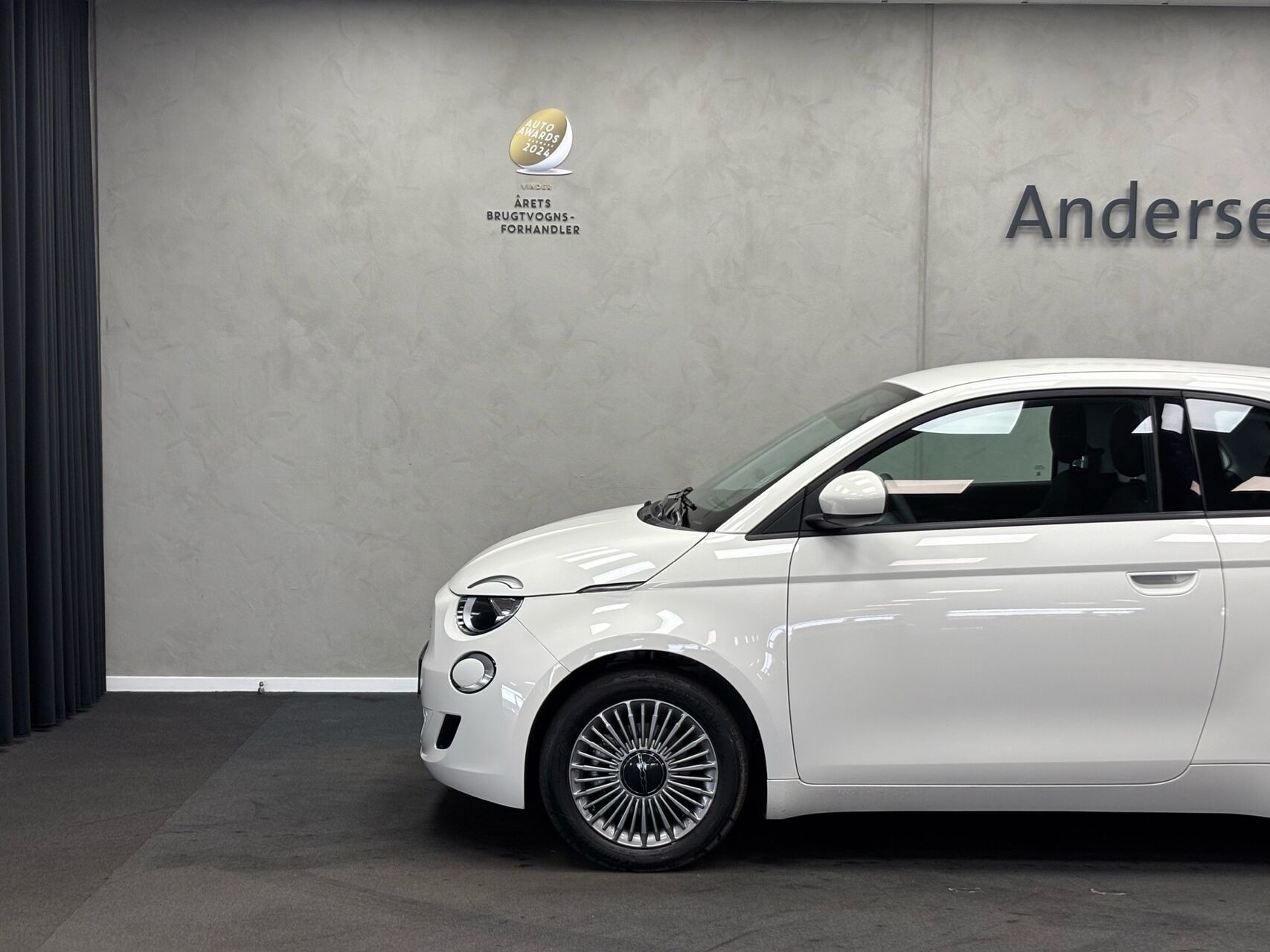 Hvid Fiat 500e fra 2024