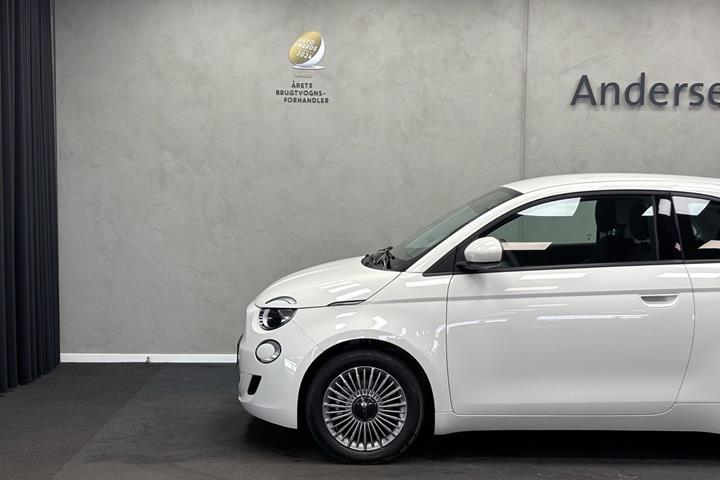 Hvid Fiat 500e fra 2024