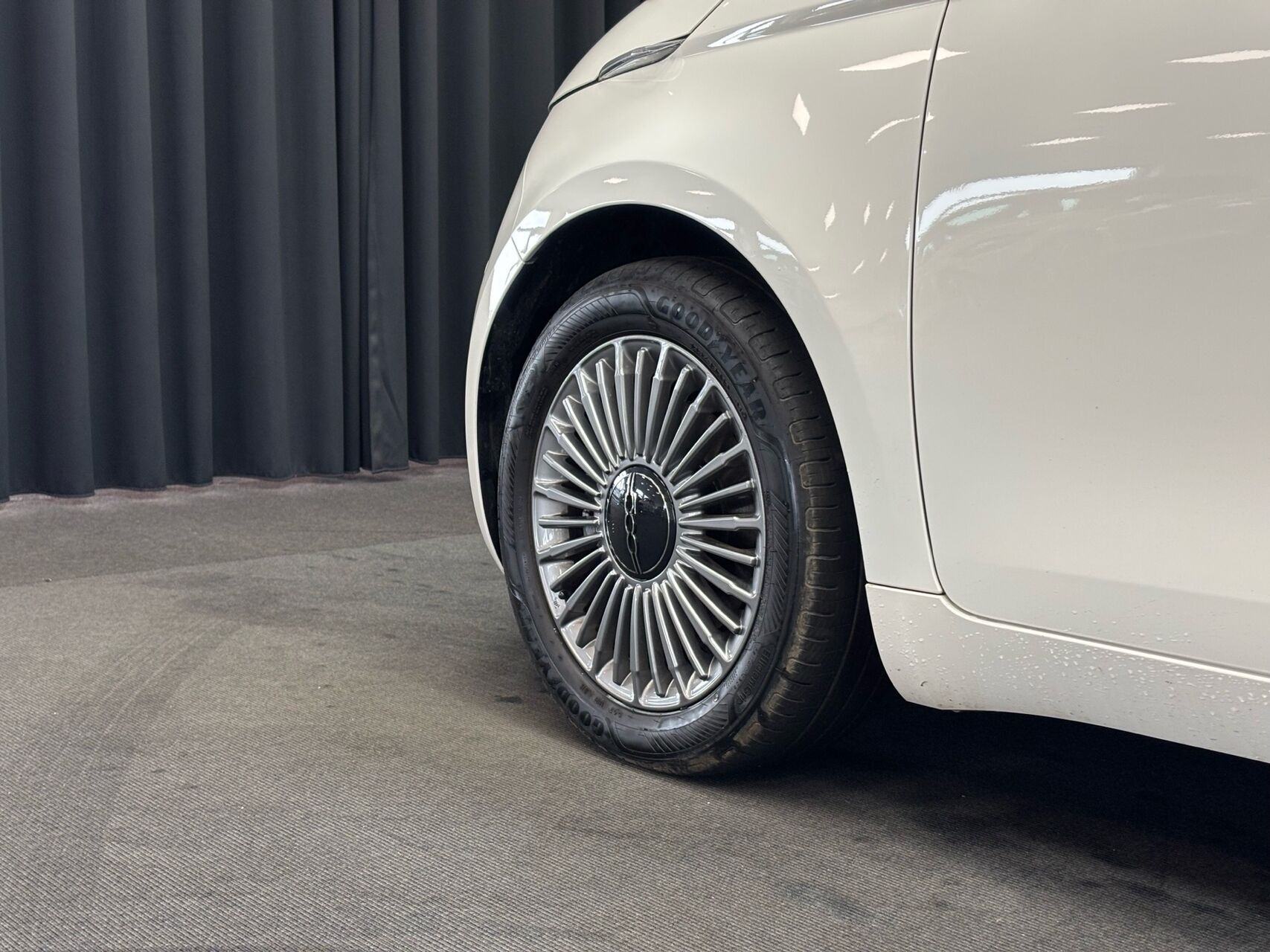 Hvid Fiat 500e fra 2024