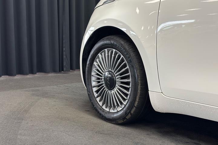 Hvid Fiat 500e fra 2024