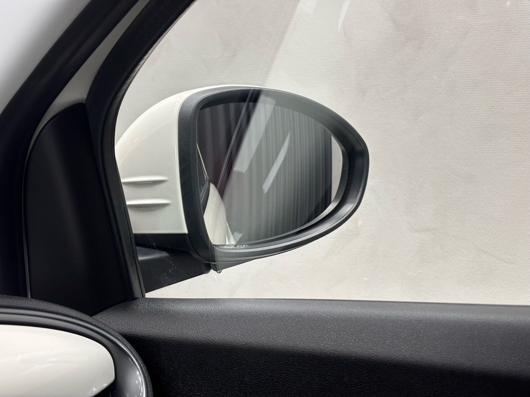 Hvid Fiat 500e fra 2024