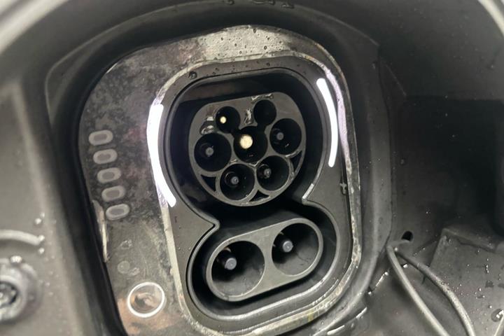 Hvid Fiat 500e fra 2024