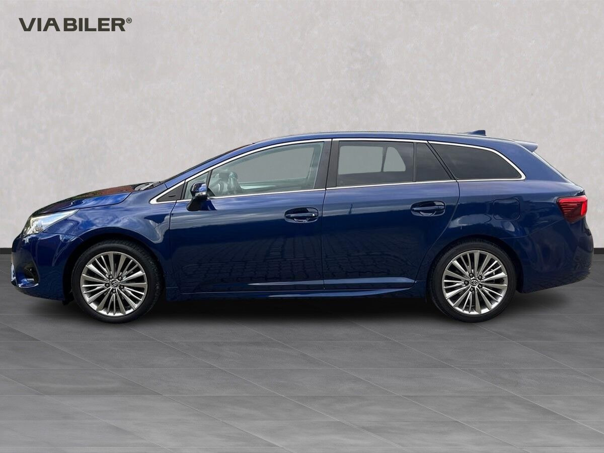 Blå Toyota Avensis fra 2016