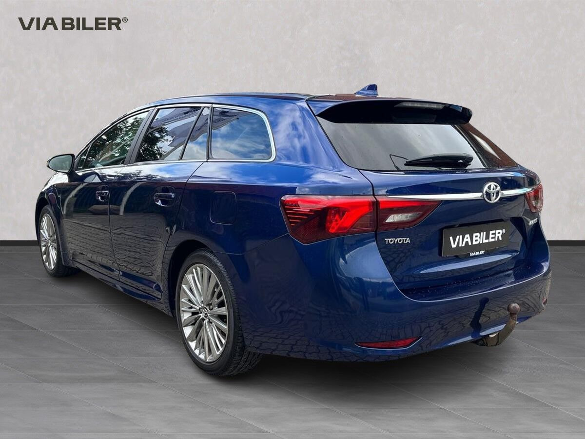 Blå Toyota Avensis fra 2016