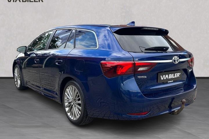 Blå Toyota Avensis fra 2016