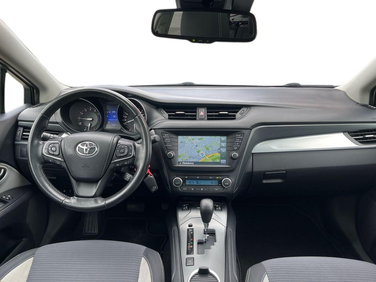 Blå Toyota Avensis fra 2016