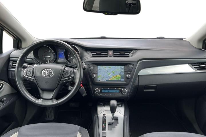 Blå Toyota Avensis fra 2016