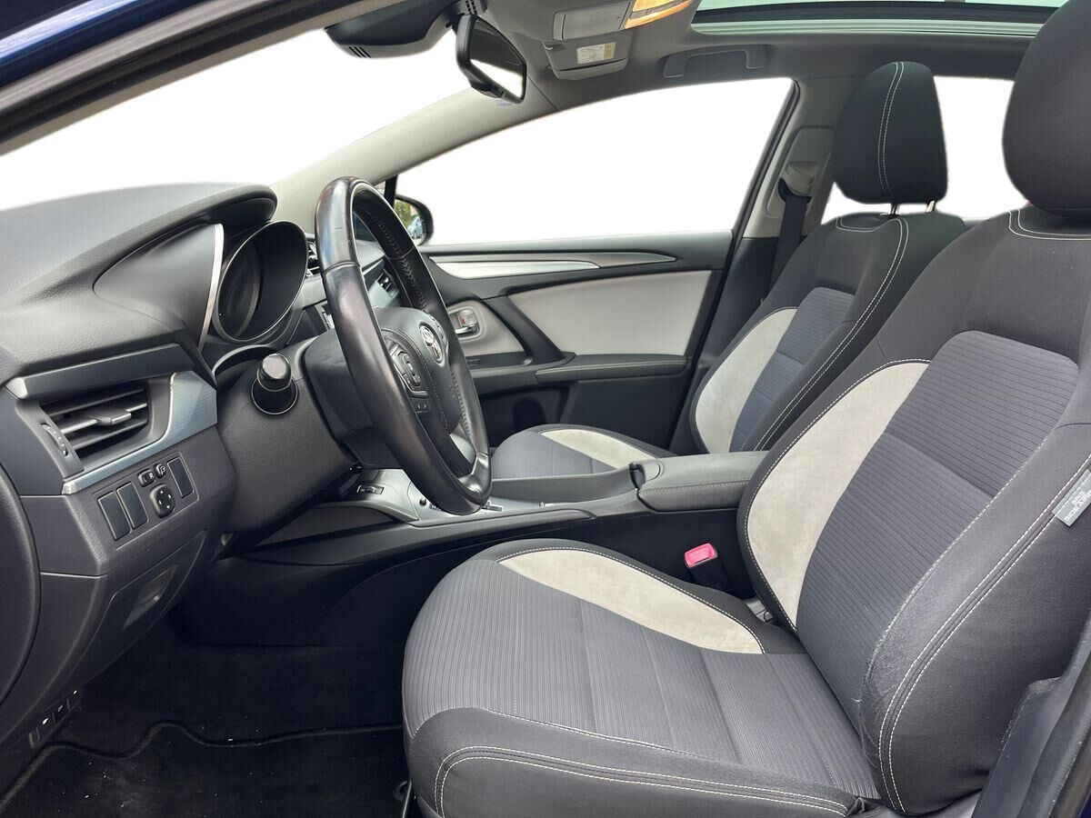 Blå Toyota Avensis fra 2016