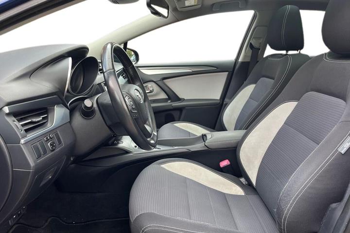 Blå Toyota Avensis fra 2016