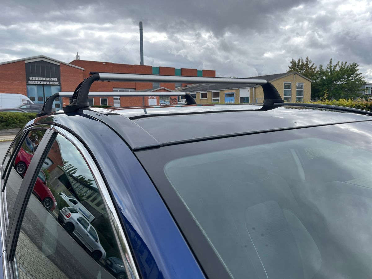 Blå Toyota Avensis fra 2016