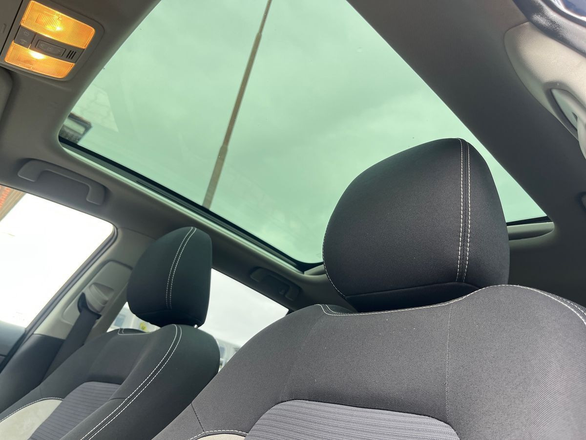 Blå Toyota Avensis fra 2016