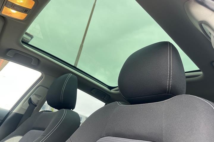 Blå Toyota Avensis fra 2016