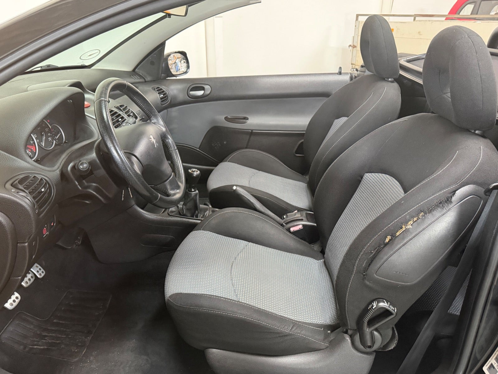 Sort Peugeot 206 fra 2003