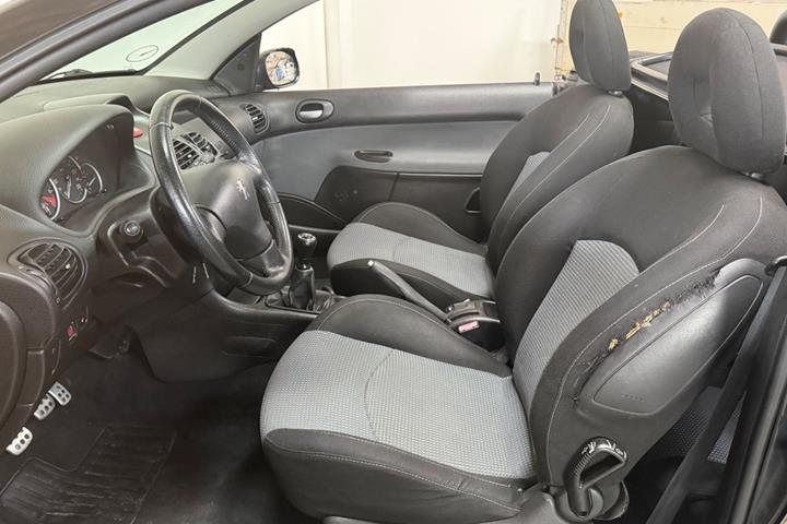 Sort Peugeot 206 fra 2003