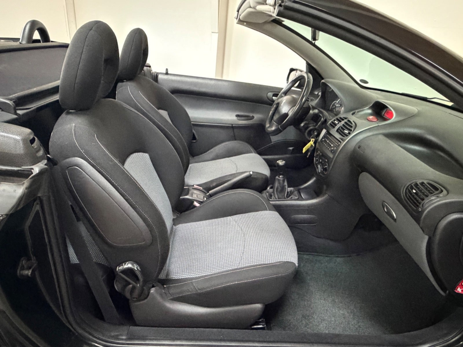 Sort Peugeot 206 fra 2003