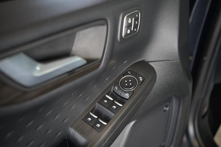 Blå Ford Kuga fra 2020