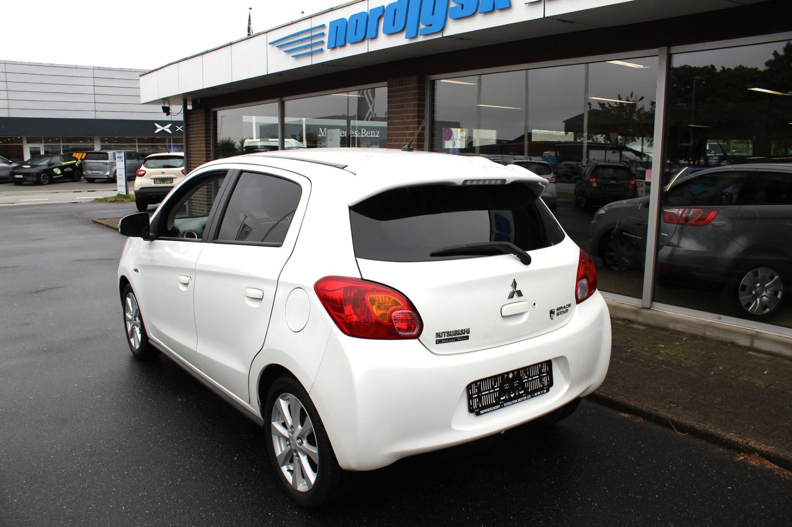 Hvid Mitsubishi Space Star fra 2015