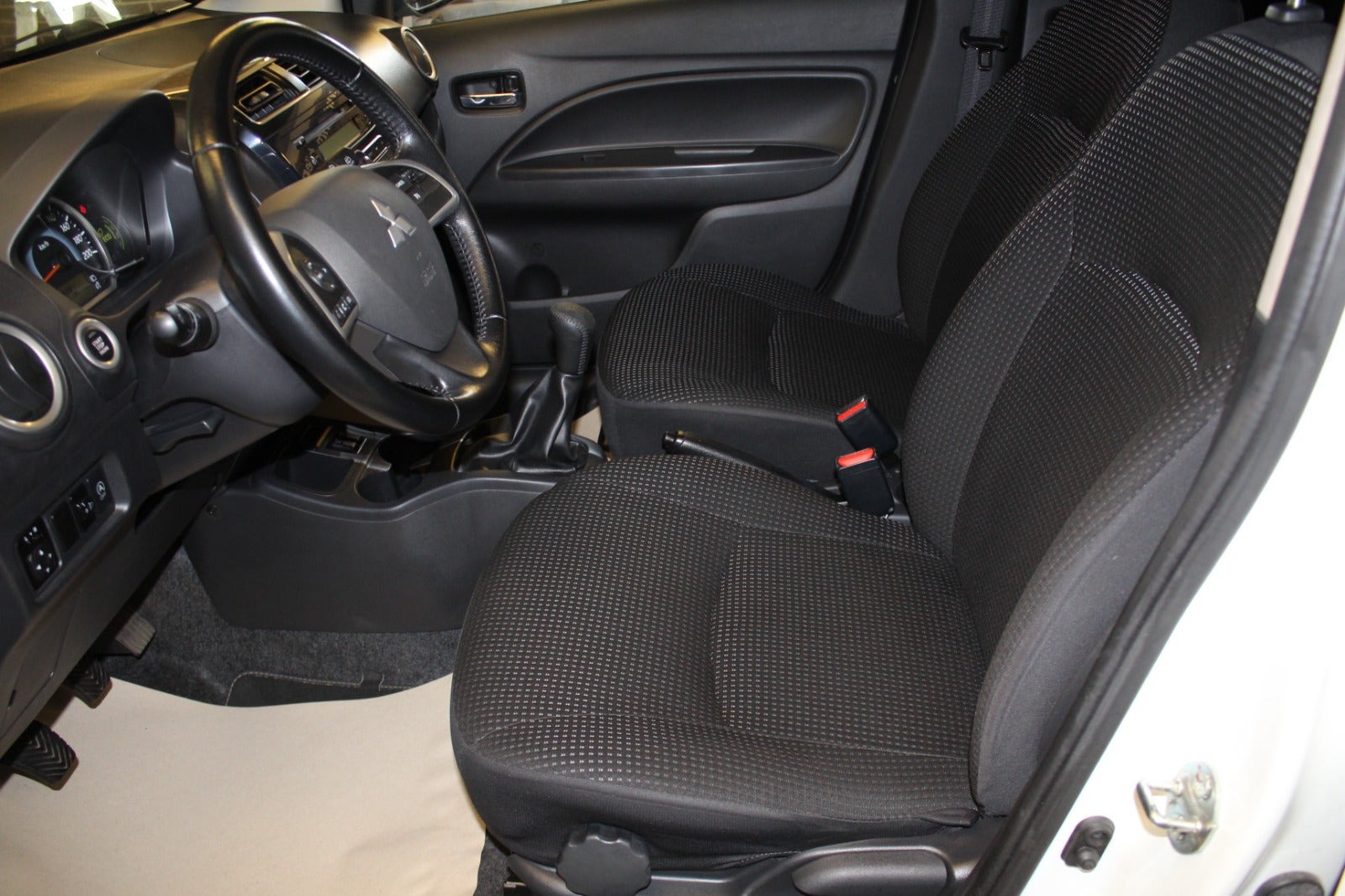 Hvid Mitsubishi Space Star fra 2015