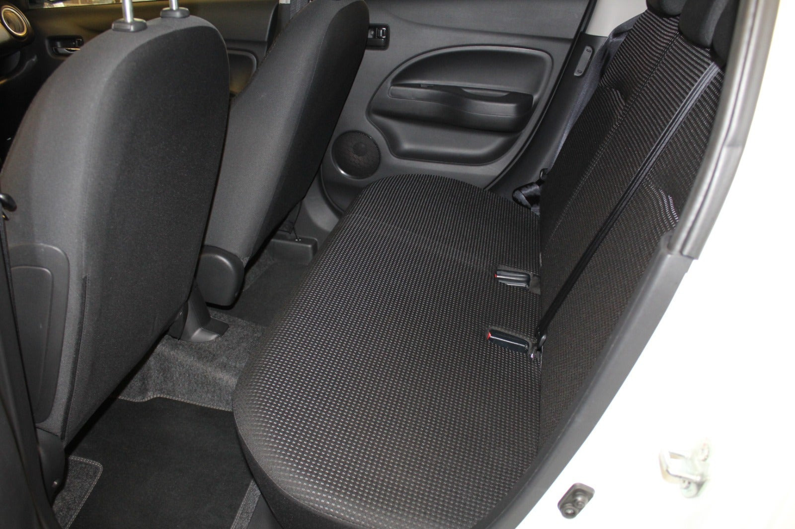 Hvid Mitsubishi Space Star fra 2015