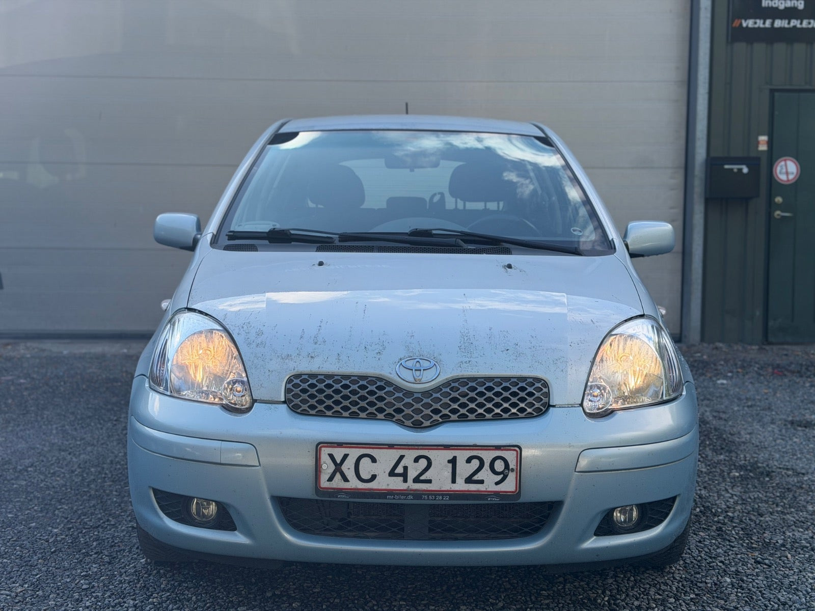 Blå Toyota Yaris fra 2004