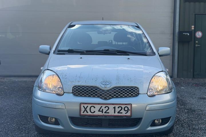 Blå Toyota Yaris fra 2004