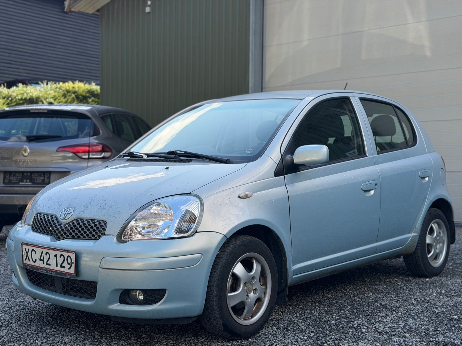 Blå Toyota Yaris fra 2004