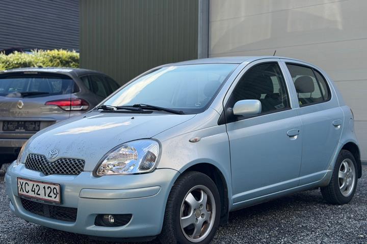 Blå Toyota Yaris fra 2004